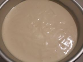 把面糊倒入模具中，将模具在台面上震几下，震出大气泡