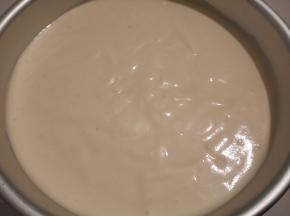 把面糊倒入模具中，将模具在台面上震几下，震出大气泡