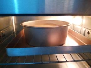 烤箱150℃预热10分钟，将蛋糕模放在最下面第1层，烤60分钟