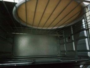 将出炉的蛋糕立即倒扣在烤网上，直到完全冷却，蛋糕冷却后脱模