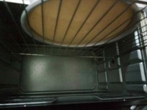 将出炉的蛋糕立即倒扣在烤网上，直到完全冷却，蛋糕冷却后脱模