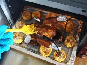 上下大温幅200度烤制20分钟后，将上下温度旋至180度，时间旋至40分钟。同时将玉米段放入烘烤，并给鸡刷上一层腌鸡酱料。