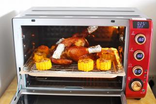 将食物探针取下，给全鸡和玉米刷上两层麦芽糖水，温度转为160度，最后烘烤10分钟收汁。