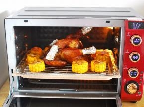 将食物探针取下，给全鸡和玉米刷上两层麦芽糖水，温度转为160度，最后烘烤10分钟收汁。