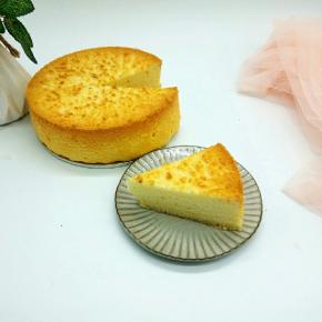 蛋糕塌陷：蛋清打发不到位或者翻拌的时候消泡了，这种情况不仅会让戚风塌陷，同时会让戚风内部组织变得比较密实，不蓬松，甚至可能会在蛋糕中间出现一层密实的完全没有蓬松感的组织（俗称布丁层），这种情况下蛋糕的内部也会湿软，让人觉得“没烤熟”。要避免这种情况，尤其要注意将打发的蛋清和蛋黄糊拌匀时候的手法，动作要迅速，幅度要大，从底部往上翻拌，短时间内将面糊拌匀。