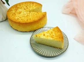 蛋糕塌陷：蛋清打发不到位或者翻拌的时候消泡了，这种情况不仅会让戚风塌陷，同时会让戚风内部组织变得比较密实，不蓬松，甚至可能会在蛋糕中间出现一层密实的完全没有蓬松感的组织（俗称布丁层），这种情况下蛋糕的内部也会湿软，让人觉得“没烤熟”。要避免这种情况，尤其要注意将打发的蛋清和蛋黄糊拌匀时候的手法，动作要迅速，幅度要大，从底部往上翻拌，短时间内将面糊拌匀。