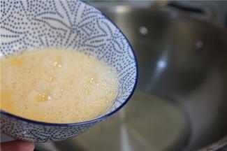 锅里加油，将蛋液下锅炒至凝固。