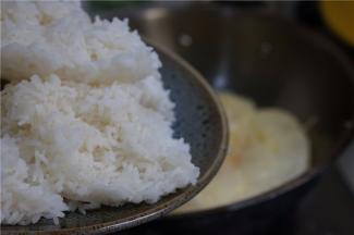 再将冷饭下锅同炒至松散。