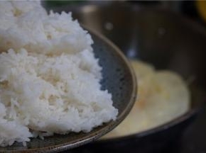 再将冷饭下锅同炒至松散。