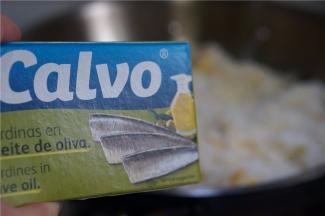 加入罐头鱼一起炒至出味。