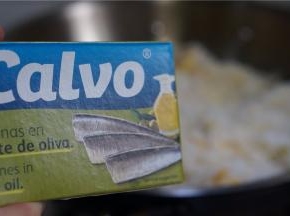 加入罐头鱼一起炒至出味。