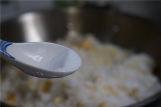 加入少许的细盐调个味。