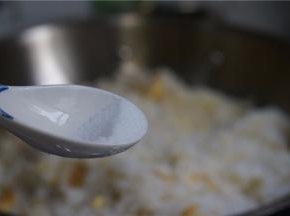 加入少许的细盐调个味。