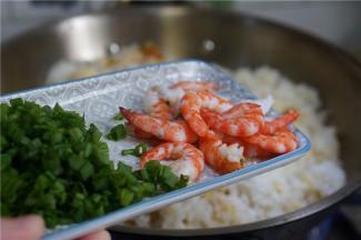 再将虾仁及葱花一并加入，炒至出味即可。