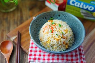 这样子一份鲜香的虾仁蛋炒饭就完成了。