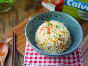 这样子一份鲜香的虾仁蛋炒饭就完成了。