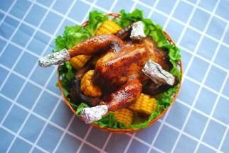 由于烘烤时鸡胸朝上内部形成一个窝，所以在鸡胸内会装有酱汁液，可以倒出当蘸料。