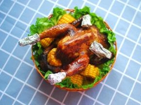 由于烘烤时鸡胸朝上内部形成一个窝，所以在鸡胸内会装有酱汁液，可以倒出当蘸料。