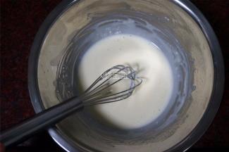 60克奶油奶酪隔水软化，打至顺滑。将60克纯牛奶加入到奶酪糊中，隔热水拌均匀，放置一旁备用。