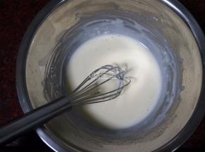 60克奶油奶酪隔水软化，打至顺滑。将60克纯牛奶加入到奶酪糊中，隔热水拌均匀，放置一旁备用。