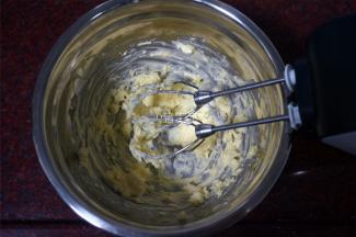 黄油软化后加入糖粉，搅打至完全融合。