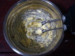 黄油软化后加入糖粉，搅打至完全融合。