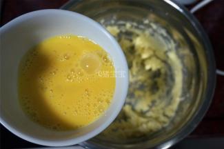 分多次加入全蛋液，每次待蛋液与黄油完全融合后再加入下一次。