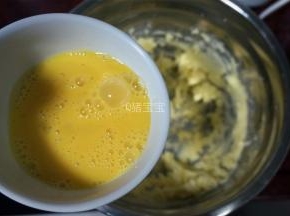 分多次加入全蛋液，每次待蛋液与黄油完全融合后再加入下一次。