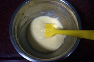 将奶酪糊倒入黄油糊中，拌均匀。