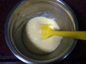 将奶酪糊倒入黄油糊中，拌均匀。