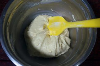 筛入低筋粉，拌成无干粉状态的面糊，装入裱花袋。