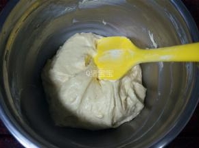 筛入低筋粉，拌成无干粉状态的面糊，装入裱花袋。