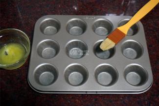 模具刷上一层黄油或烤盘油。