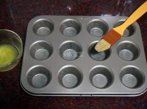 模具刷上一层黄油或烤盘油。