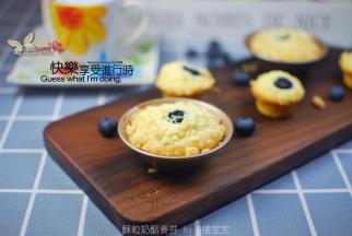 放入预热好的烤箱中层，170度上下火，烘焙25分钟至表面金黄即可。