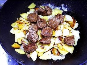 当土豆五分熟时放入肉丸。
