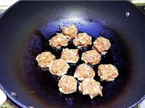 锅中放入少许油，将肉馅攥成丸子放入锅中煎制。