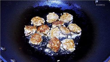 当一片定型后翻面煎制另一面，完全定型后盛出备用。