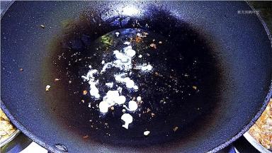 锅中留少许油，将葱花放入爆香。