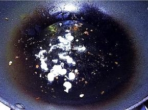 锅中留少许油，将葱花放入爆香。