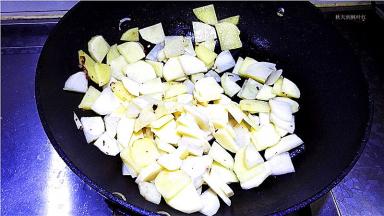 翻炒土豆至变色。