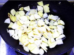 翻炒土豆至变色。
