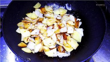 加入老抽和蚝油炒匀。
