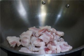 热干锅将五花肉切片下锅。
