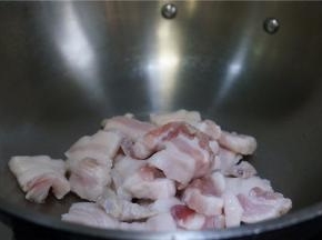 热干锅将五花肉切片下锅。