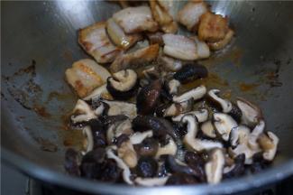 煎炒至出油后再将香菇改刀下锅。