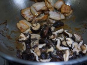 煎炒至出油后再将香菇改刀下锅。