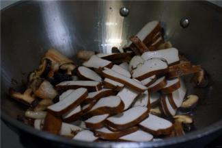 煎炒至香菇微有焦香感，再将豆干改刀下锅。