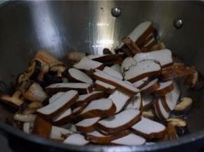 煎炒至香菇微有焦香感，再将豆干改刀下锅。