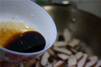 加入酱油，白糖，料酒及少许的清水。